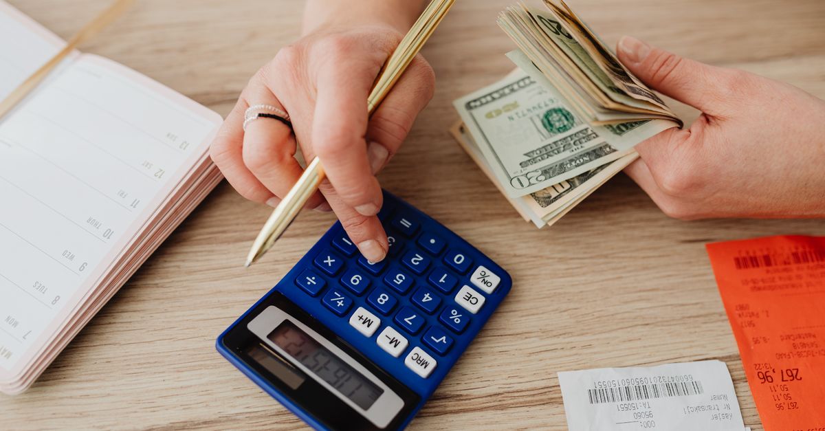 Médico analisando documentos financeiros em mesa de trabalho