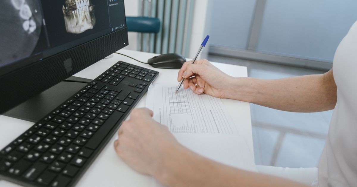 Documentos fiscais e calculadora sobre mesa em clínica médica