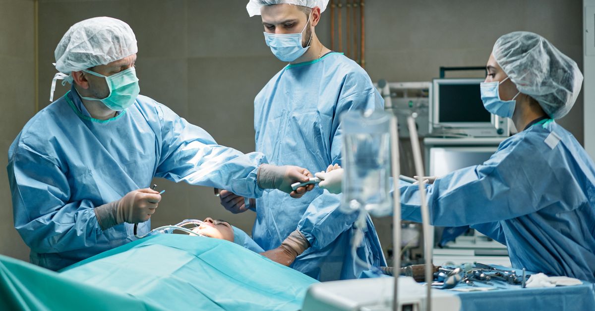 Equipe cirúrgica em sala de operação de hospital
