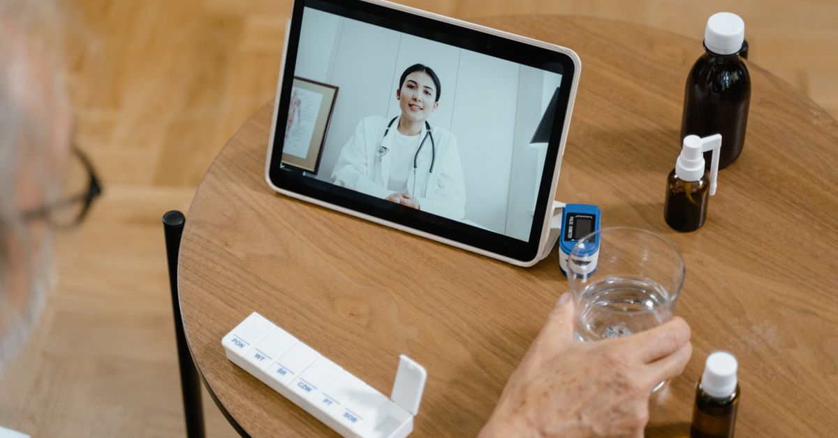 médico digitando prescrição em computador moderno